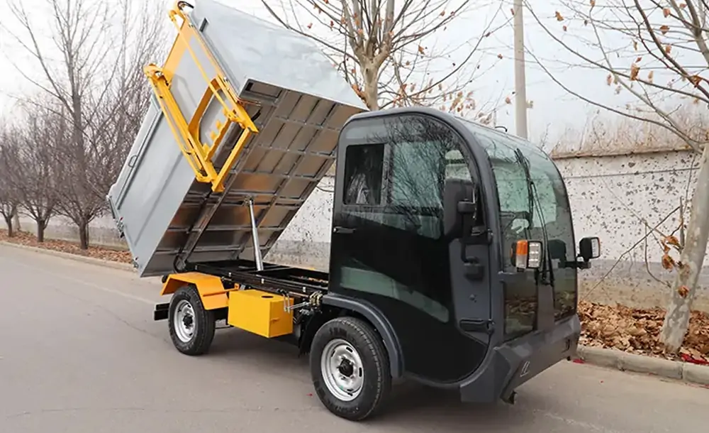 Side-Loading Garbage Collection Truck: Simple Operation, Large Carrying Capacity